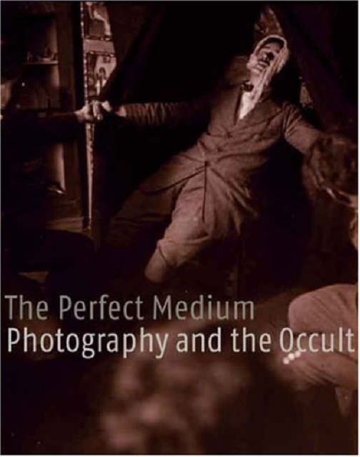 The Perfect Medium : Photography and the Occult, Hardback Book