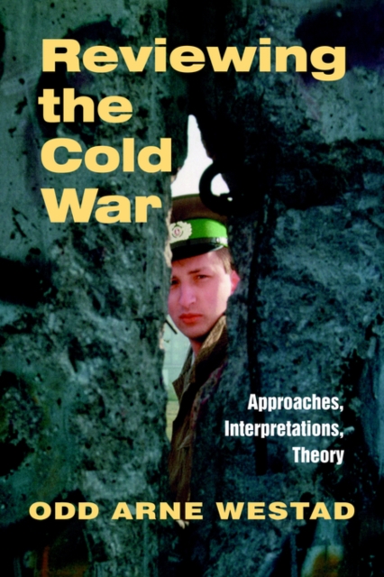 Reviewing the Cold War : Approaches, Interpretations, Theory, Paperback / softback Book