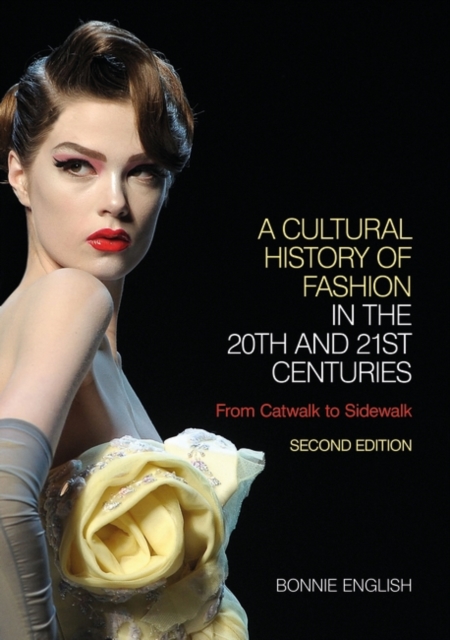 A Cultural History of Fashion in the 20th and 21st Centuries : From Catwalk to Sidewalk, Paperback Book
