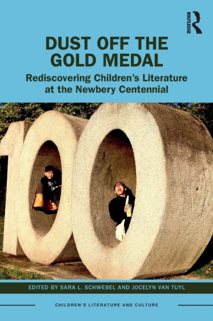 Dust Off the Gold Medal : Rediscovering Children’s Literature at the Newbery Centennial, Paperback / softback Book
