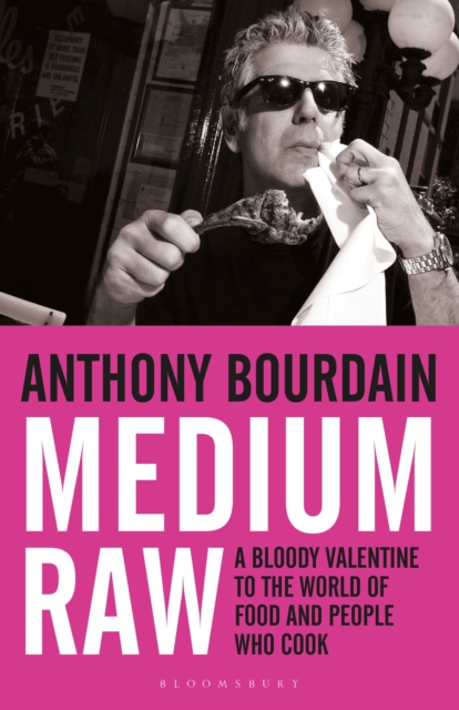 Medium Raw : A Bloody Valentine to the World of Food and the People Who Cook, Paperback / softback Book