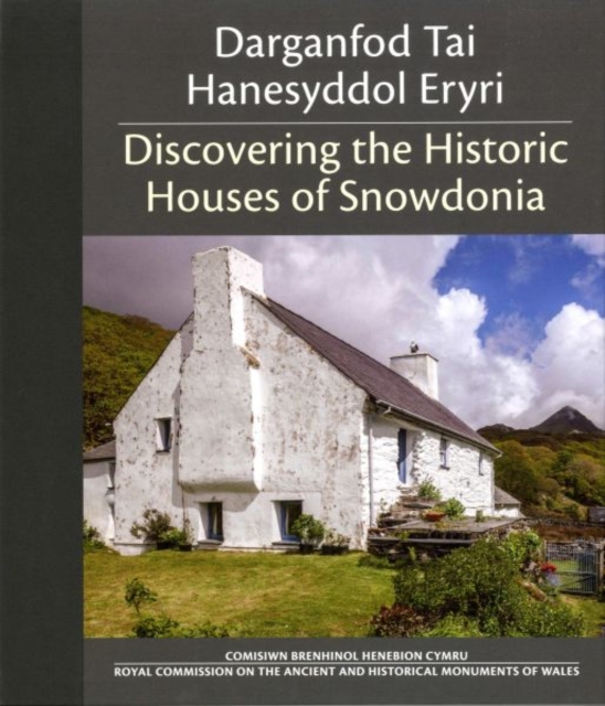 Darganfod Tai Hanesyddol Eryri / Discovering the Historic Houses of Snowdonia, Hardback Book
