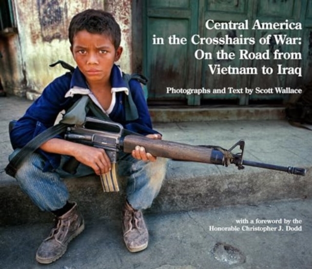 Central America in the Crosshairs of War: On the Road from Vietnam to Iraq, Hardback Book