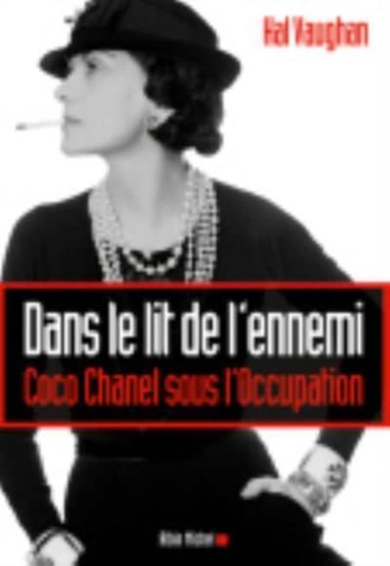 Dans le lit de l'ennemi : Coco Chanel sous l'Occupation, Paperback / softback Book