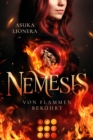 Nemesis 1: Von Flammen beruhrt : Gotter-Romantasy mit starker Heldin, in der Fantasie und Realitat ganz nah beieinanderliegen - eBook