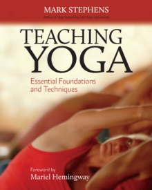 Teaching Yoga : Essential Foundations and Techniques