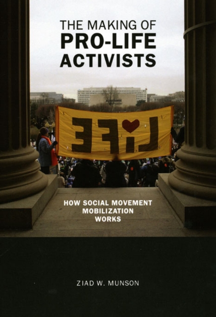 The Making of Pro-life Activists : How Social Movement Mobilization Works, Paperback / softback Book