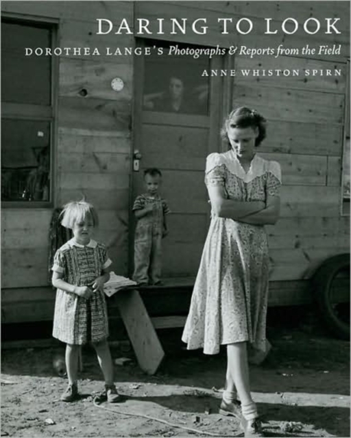 Daring to Look : Dorothea Lange's Photographs and Reports from the Field, Paperback Book