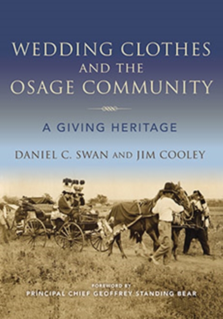 Wedding Clothes and the Osage Community : A Giving Heritage, Hardback Book