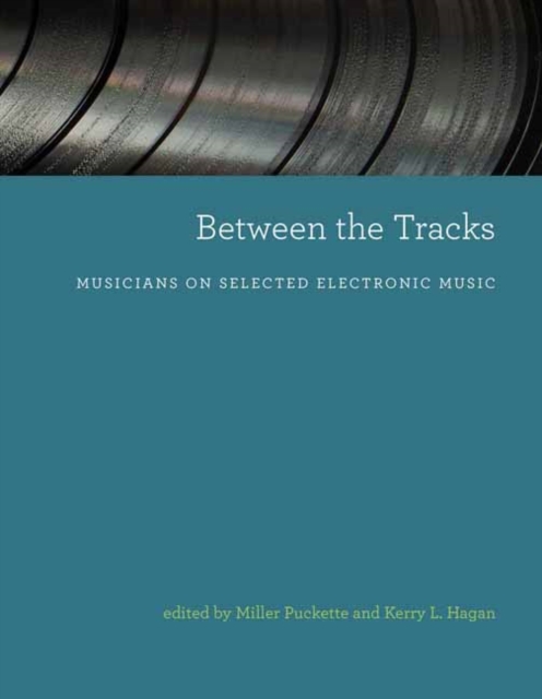 Between the Tracks, Paperback / softback Book