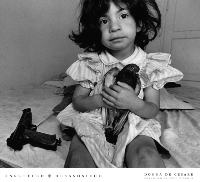 Unsettled/Desasosiego : Children in a World of Gangs/Los Ninos En Un Mundo De Las Pandillas, Hardback Book