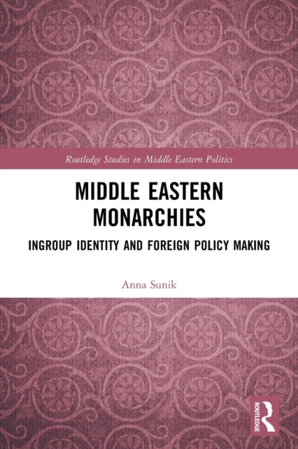 Middle Eastern Monarchies : Ingroup Identity and Foreign Policy Making, Paperback / softback Book