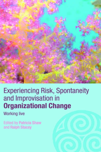 Experiencing Spontaneity, Risk & Improvisation in Organizational Life : Working Live, Hardback Book