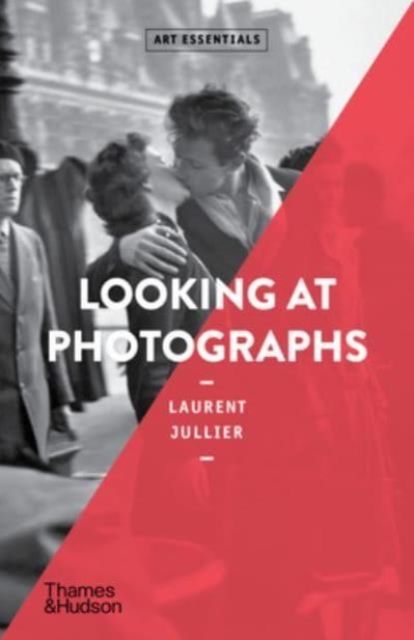 Looking at Photographs, Paperback / softback Book