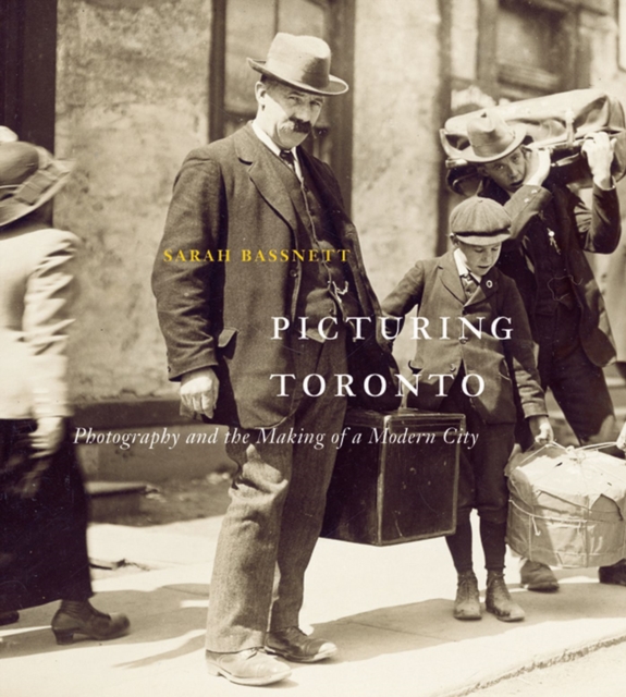 Picturing Toronto : Photography and the Making of a Modern City, Hardback Book