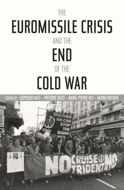 The Euromissile Crisis and the End of the Cold War, Hardback Book
