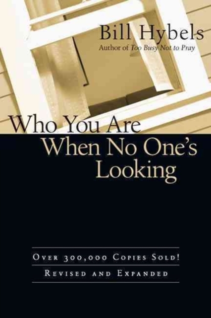 Who You Are When No One's Looking : Choosing Consistency, Resisting Compromise, Paperback Book
