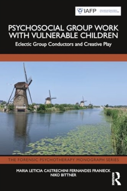 Psychosocial Group Work with Vulnerable Children : Eclectic Group Conductors and Creative Play, Hardback Book