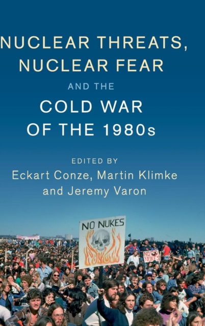 Nuclear Threats, Nuclear Fear and the Cold War of the 1980s, Hardback Book