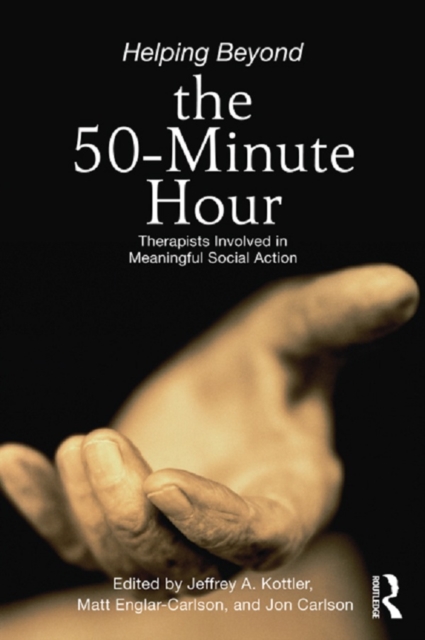 Helping Beyond the 50-Minute Hour : Therapists Involved in Meaningful Social Action, EPUB eBook
