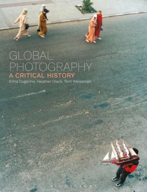 Global Photography : A Critical History, Hardback Book