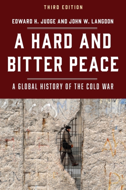A Hard and Bitter Peace : A Global History of the Cold War, Paperback / softback Book
