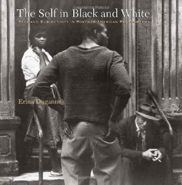 The Self in Black and White - Race and Subjectivity in Postwar American Photography, Paperback / softback Book