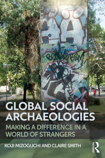 Global Social Archaeologies : Making a Difference in a World of Strangers, Paperback / softback Book