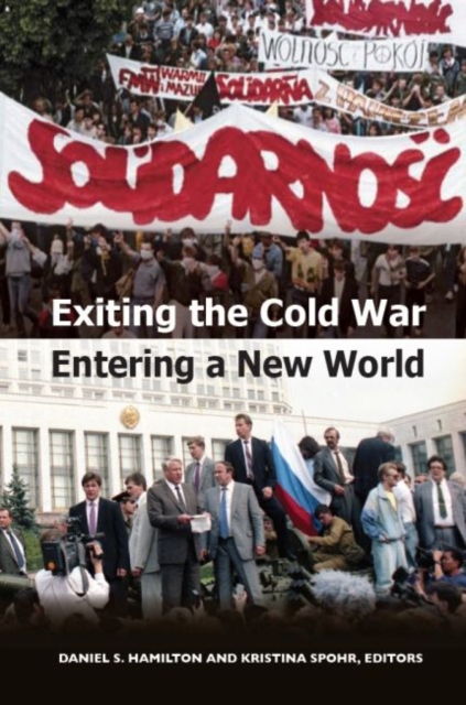 Exiting the Cold War, Entering a New World, Paperback / softback Book