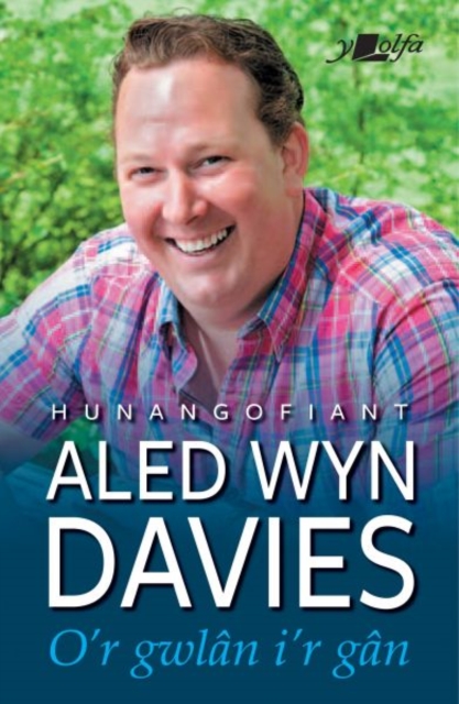 O'r Gwlan i'r Gan : Hunangofiant Aled Wyn Davies, Paperback / softback Book