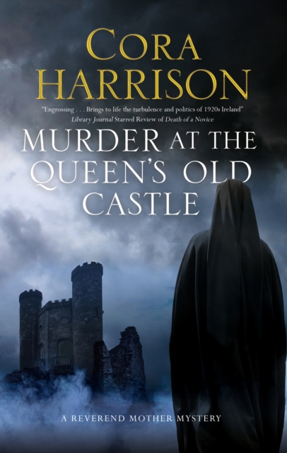 Murder At The Queen's Old Castle, Paperback / softback Book