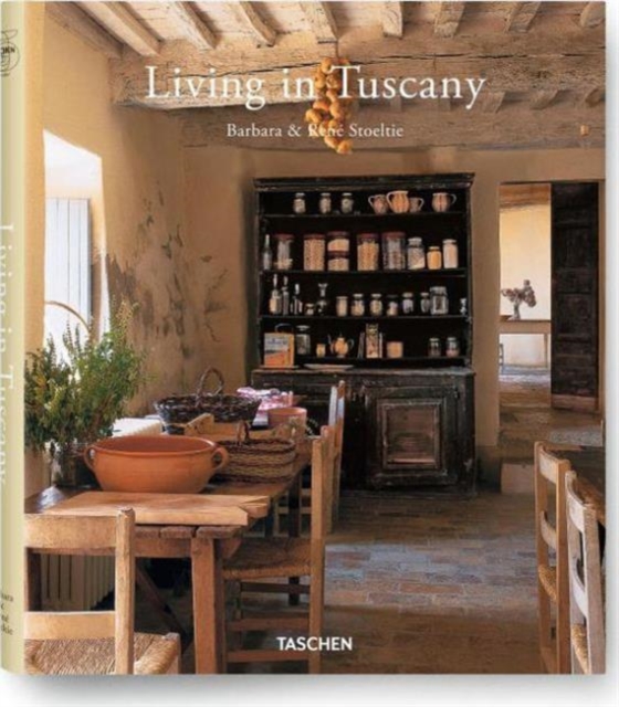 Living in Tuscany, Hardback Book