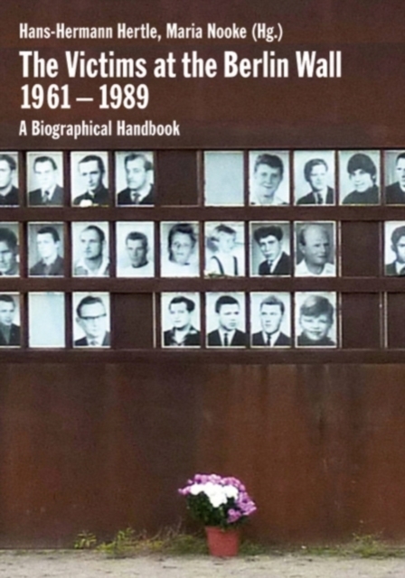 The Victims at the Berlin Wall 1961-1989 : A Biographical Handbook, Hardback Book